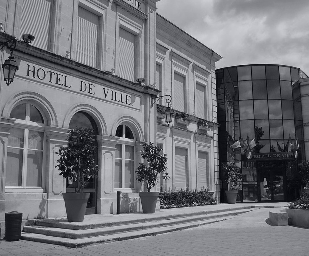 Mains qui représentent l'aide d'un notaire au personnes inaptes dans la gestion de leur patrimoine à Toulon 