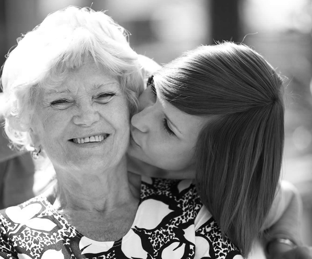 Grand mere et petite fille donation aux héritiers chez votre notaire à Hyères Var